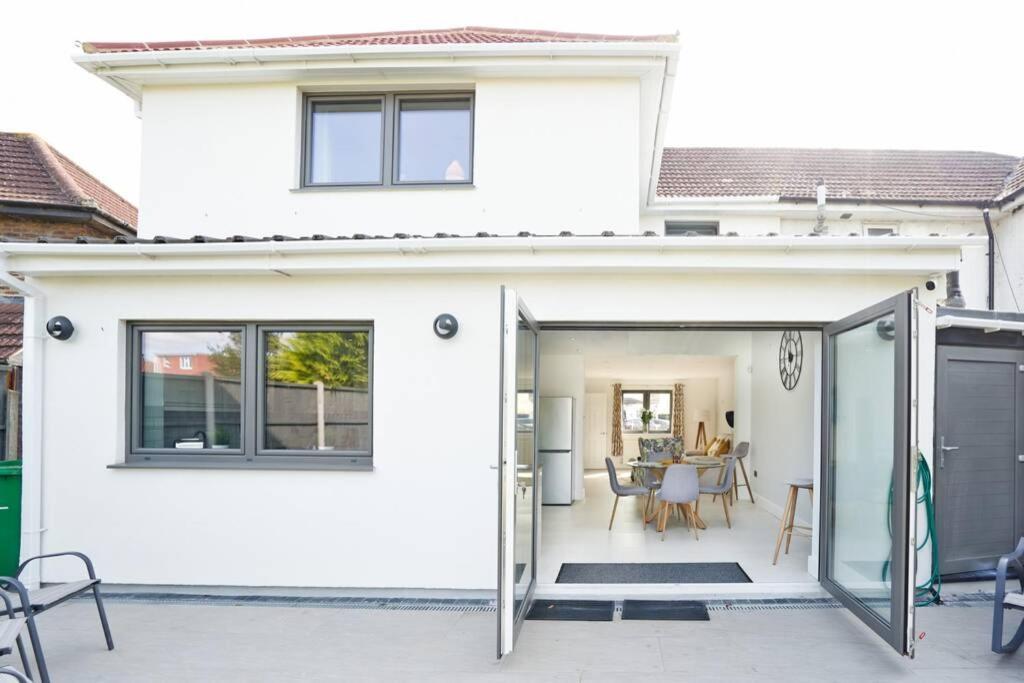 Home From Home - 4 Double Bed House With Parking 斯劳 外观 照片