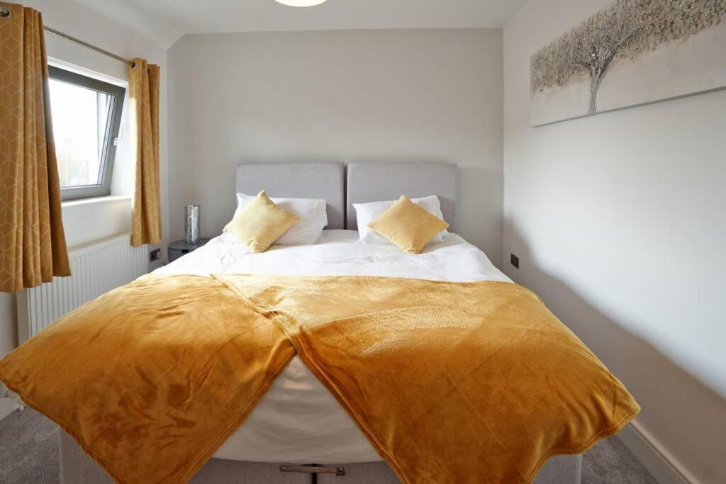 Home From Home - 4 Double Bed House With Parking 斯劳 外观 照片
